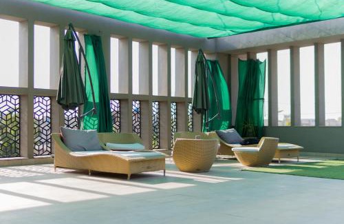 Lahore Apartment | Exquisite 2BR in DHA with pool, gym, cinema & balcony