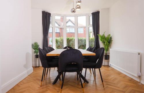 Trafford House | Exquisite 3BD Nordic Retreat with Parking