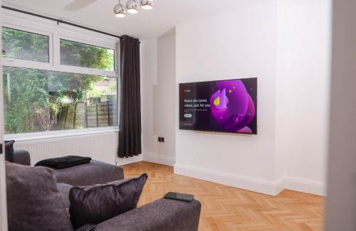 Trafford House | Exquisite 3BD Nordic Retreat with Parking