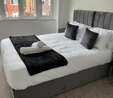 Trafford House | Exquisite 3BD Nordic Retreat with Parking