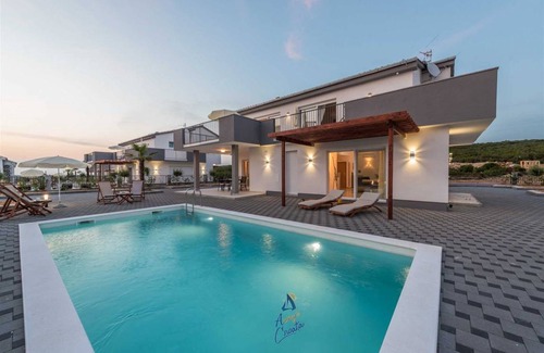 Debeljak Villa | Exquisite 4 BD villa with heated pool near Zadar