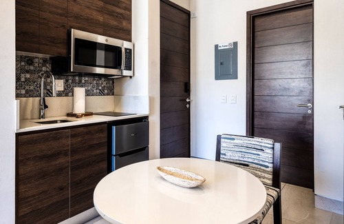 El Tezal Apartment | Exquisite apartment with balcony, TV, WiFi, heated pool. & gym/fitness room