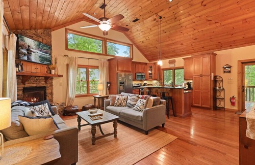 Boone Cabin | Exquisite Cabin convenient to Boone & Blowing Rock