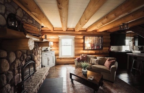 Clearview Cabin | Exquisite Log Cabin Retreat- Perfect Couple’s Getaway! Tranquility at its best❤️