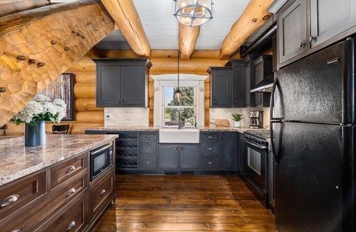 Clearview Cabin | Exquisite Log Cabin Retreat- Perfect Couple’s Getaway! Tranquility at its best❤️