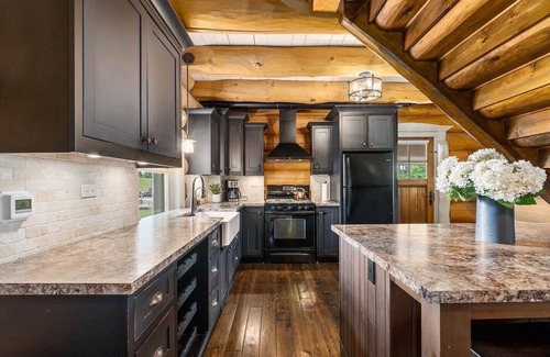 Clearview Cabin | Exquisite Log Cabin Retreat- Perfect Couple’s Getaway! Tranquility at its best❤️