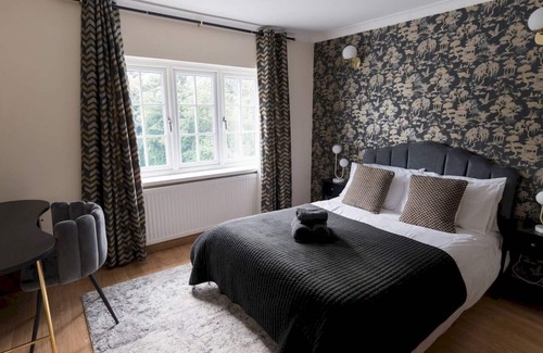 Borehamwood House | Exquisite six bed house close to London| Pass the Keys