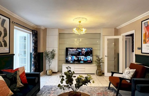Borehamwood House | Exquisite six bed house close to London| Pass the Keys