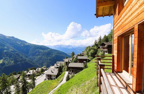 St. Luc Ski Chalet | Extérieur: Detached chalet on 3 floors with magnificent views, for 4 people - approx. 80m2Interior: