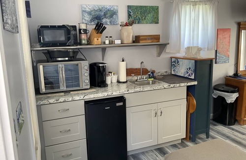 Georgetown House | EXTRA CLEAN In-Law-Suite - QUEEN bed, High Speed WIFI, Smart TV & Much More!