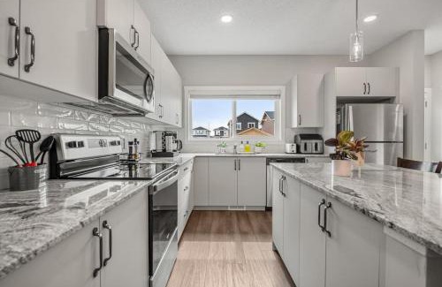 Airdrie House | Extra Large House with AC, Free Banff Access, Sleep 12, BBQ, 4 Bedrooms & 2 Sleeper Sofa Beds