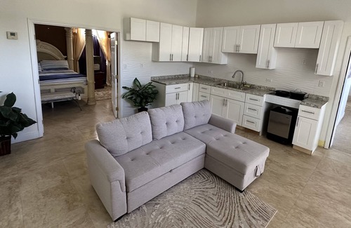 George Town House | Exuma Luxury Ocean VIew 5bd 4ba house with pool, boat, & vehicle