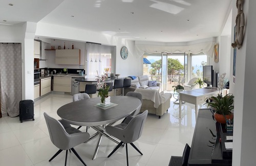 Antibes City Centre Apartment | F 3 Exceptional sea view, near the city center and Cap d Antibes.