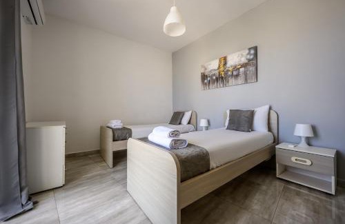 Msida House | F11 Room 3, private Room two single beds shared bathroom in shared Flat