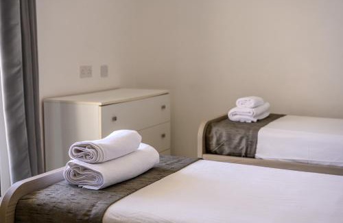 Msida House | F11 Room 3, private Room two single beds shared bathroom in shared Flat