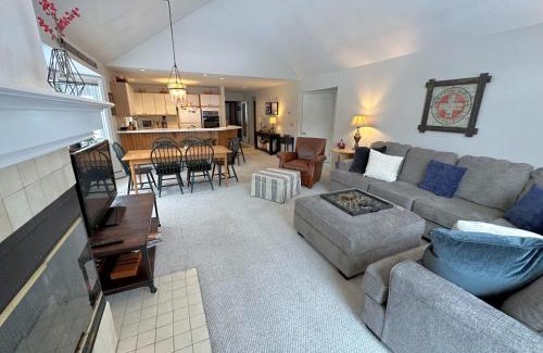 Bretton Woods House | F14 Bretton Woods Condo along golf course short walk from Omni Mount Washington Hotel