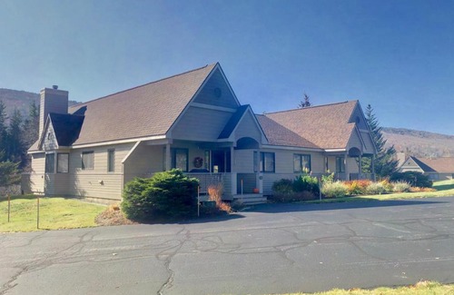 Bretton Woods Villa | F2 Comfortable golf course townhouse within walking distance of Mount Washington Hotel