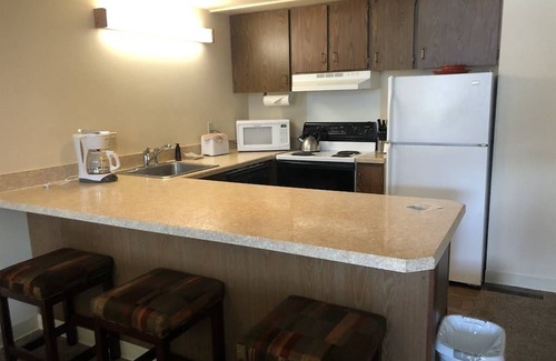 Wapato Point Apartment | F3 Poolside Condo with Mountain Views