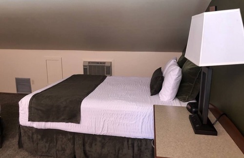 Wapato Point Apartment | F3 Poolside Condo with Mountain Views