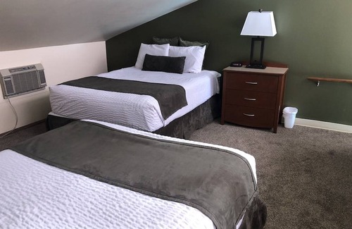 Wapato Point Apartment | F3 Poolside Condo with Mountain Views