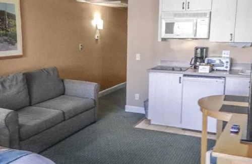 Canyon Corridor Condo | FAB JR VILLA w/POOL-WATERSLIDE-HOT TUB Sleeps 4