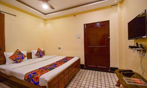 Kolkata Hotel | FabExpress Golden Imperial - Nr Gariyahat Market