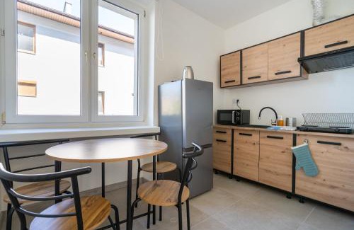 Katowice Apartment | Fabryczna Comfy Apartment by BookingHost