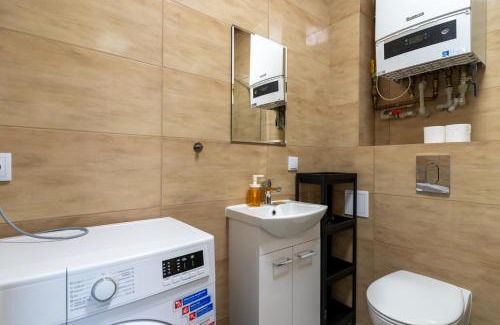 Katowice Apartment | Fabryczna Comfy Apartment by BookingHost