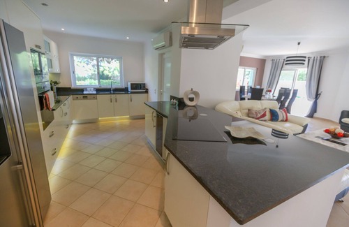 Alpouvar Villa | Fabulous 4 Bed Villa on Clube Albufeira with Private Heated Pool, WIFI, and AC.