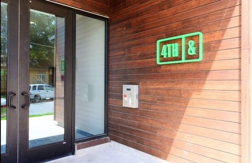 East Cesar Chavez Condo | Fabulous and Brand New Downtown Condo with free parking and gym