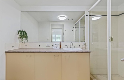 Alexandra Headland Apartment | Fabulous FREE resort facilities 50m from Beach