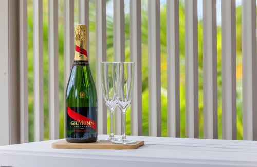 Alexandra Headland Apartment | Fabulous FREE resort facilities 50m from Beach