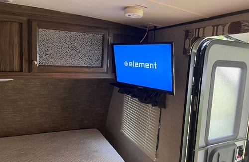 Jacksonville House | Fabulous RV with AC in Jacksonville -one queen bed and bunk beds for two