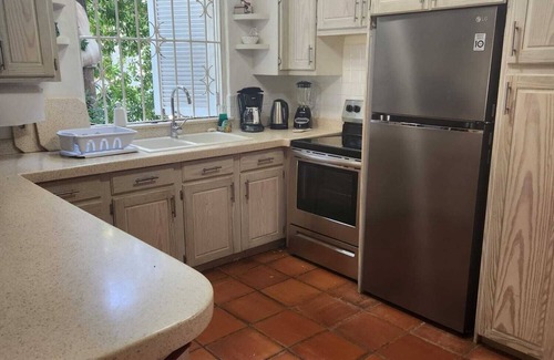 Gibbs Bay Condo | Fabulous, spacious condo with pool, 5 mins from Mullins Beach.
