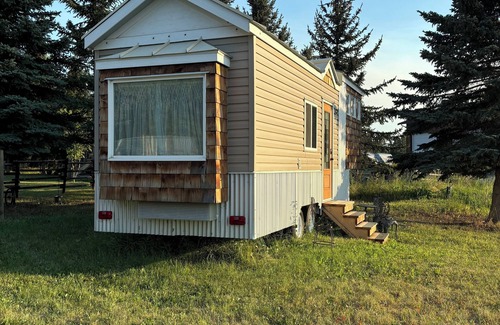 Armstrong Cabin | Fabulous Tiny House with a cottage feel in a farm setting, 3min from Armstrong.