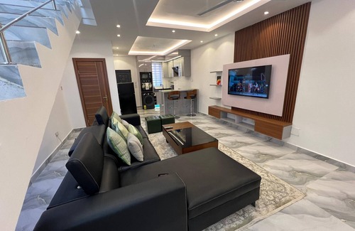 Accra House | Fabulous townhome with AC in vibrant Accra about 20 mins from Kotoka Airport.