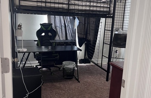 Cheyenne House | Fabulous townhome with AC in Cheyenne available, accepts pets.