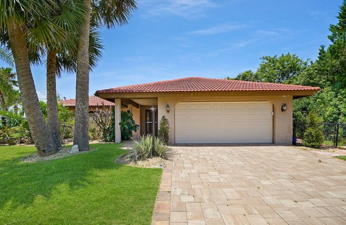 Palm Harbor House | Fabulous Waterfront Villa Sleeps 10 Heated Pool&New Spa SUP Kayak drive to beach