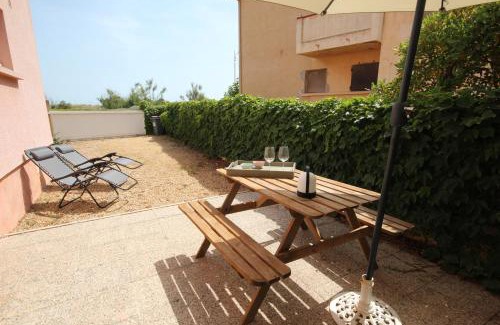 Portiragnes-Plage Apartment | Face à la mer, Joli Studio de plain pied climatisé, exposé plein sud, pour 2 à 4 couchages, à seulement 10m de la plage LXBFM34