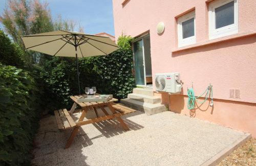 Portiragnes-Plage Apartment | Face à la mer, Joli Studio de plain pied climatisé, exposé plein sud, pour 2 à 4 couchages, à seulement 10m de la plage LXBFM34