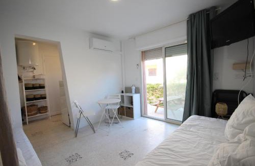 Portiragnes-Plage Apartment | Face à la mer, Joli Studio de plain pied climatisé, exposé plein sud, pour 2 à 4 couchages, à seulement 10m de la plage LXBFM34