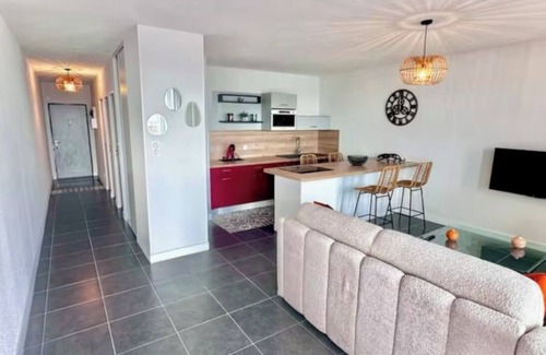 Saint-Hippolyte Apartment | FACING THE SEA