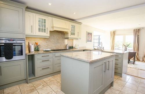 Milton-under-Wychwood Cottage | FAIRVIEW COTTAGE, pet friendly in Milton-Under-Wychwood