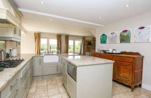 Milton-under-Wychwood Cottage | FAIRVIEW COTTAGE, pet friendly in Milton-Under-Wychwood