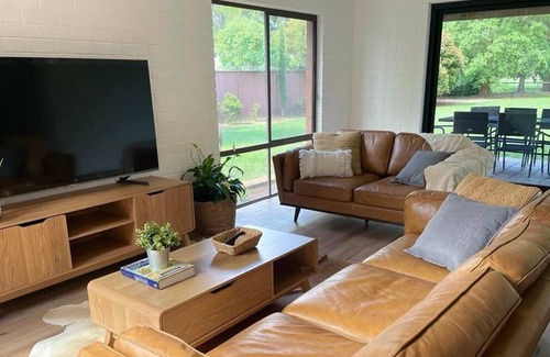 Mansfield House | Fairway Views | Escape in Dream Location w WiFi