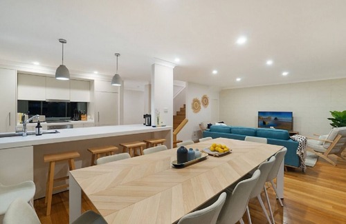 Shelly Beach House | FAIRWAYS- 6 ROOMS -looking over Shelly Beach Golf course, PLUNGE POOL, Sleeps 12