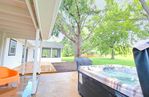 Bridgman House | Fall 2 nt min Dog-friendly home 40lb limit -near Lake Michigan pool hot tub