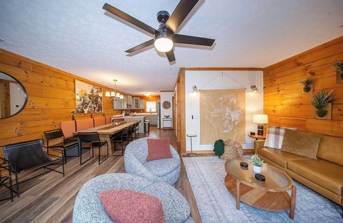 Snowshoe Cabin | Fall Deals! Hot Tub | Game Room | King Beds