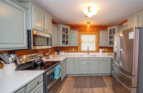 Snowshoe Cabin | Fall Deals! Hot Tub | Game Room | King Beds