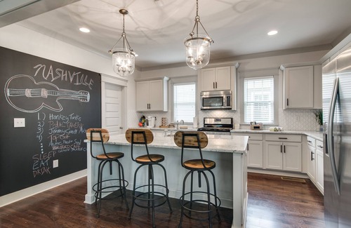 McFerrin Park House | Fall Discounts! Big Yard for Pets! Restaurants!BROADWAY/Downtown 1 ML TOPGOLF!